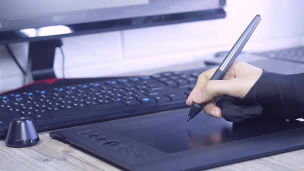 Mão Uma Mulher Uma Luva Especial Baseia Tablet Gráfico Freelance — Vídeo de Stock