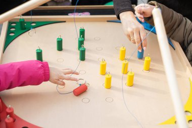 Çocuk Masası oyunu, meydan okuma konsepti. Çocuk eğlencelerinin arka planı.