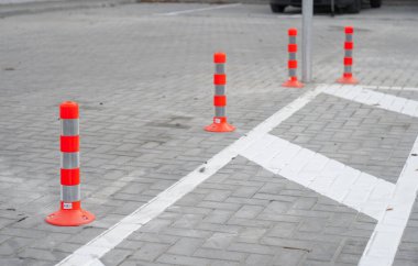 Turuncu park kolonları. Yolda koruma, konsept.