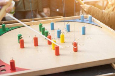 Çocuk Masası oyunu, meydan okuma konsepti. Çocuk eğlencelerinin arka planı.