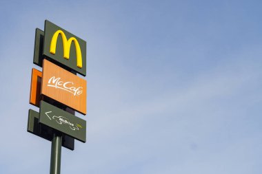 Gomel, Belarus-2 romancısı, 2019. Billboard McDonalds gökyüzüne, Billboard, Mcdrive, Mccafe, fast food