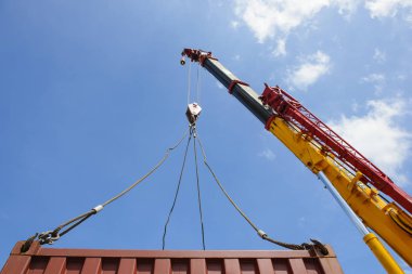 Kargo konteyner asılı