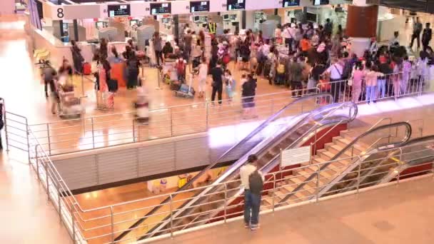 Viaggiatore in aeroporto costruzione time lapse — Video Stock