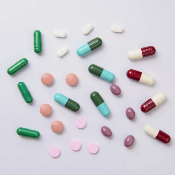 Barevné prášky a tablety — Stock fotografie