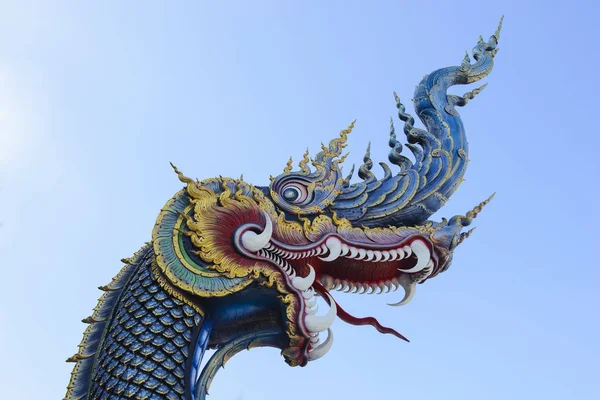 Rei de Naga em templo da Tailândia com céu azul — Fotografia de Stock