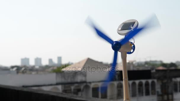 Turbines tournant sur fond de ville — Video