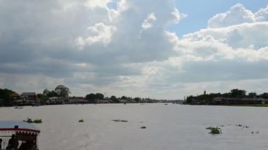 Bir nehir üzerinde zaman atlamalı Tayland taşıma