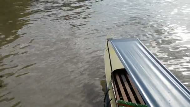 Bateau thaïlandais sur une rivière — Video