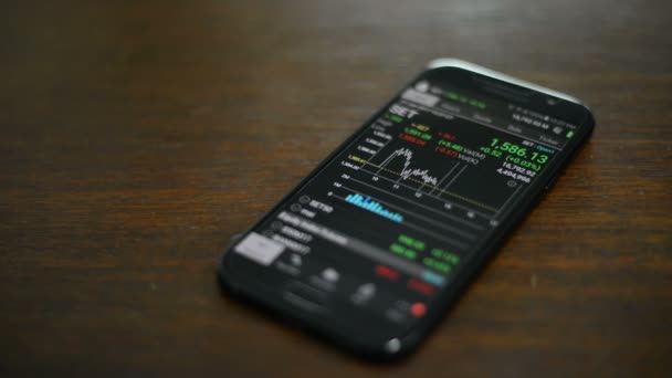 检查在智能手机上的股票市场数据 — 图库视频影像