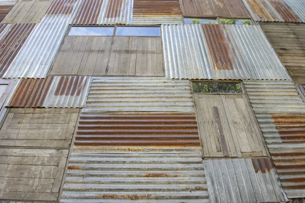 녹슨 금속 판과 윈도와 나무 벽 배경 — 스톡 사진