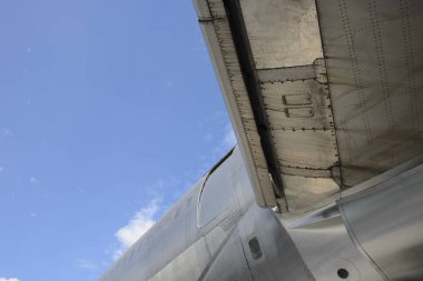 Eski ticari uçak kanat dokusuna