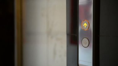 Modern bir asansörden ara ve içinde geliyor