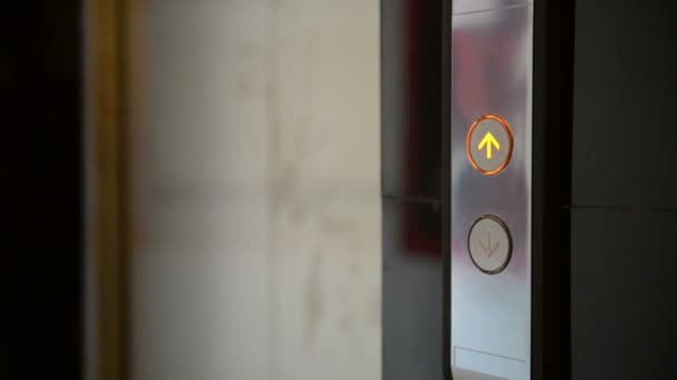 Rufen Sie einen modernen Aufzug und kommt hinein — Stockvideo