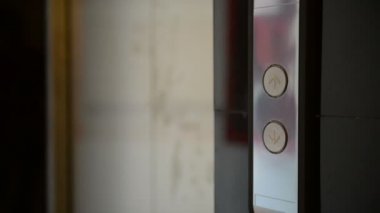 Modern bir asansör ara ve içinde geliyor