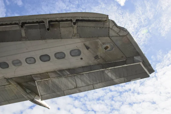 Mavi gökyüzü ile eski ticari uçak kanat dokusuna — Stok fotoğraf