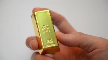 Altın külçelerini yığını üzerine düşünceler