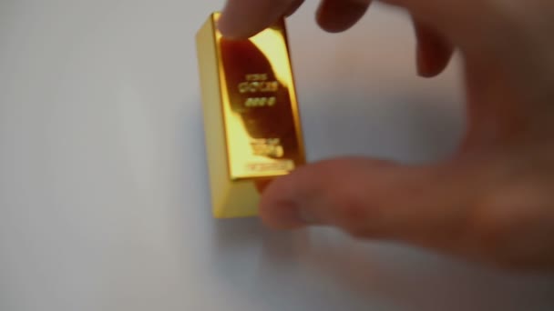 Goldbarren auf weißem Hintergrund — Stockvideo