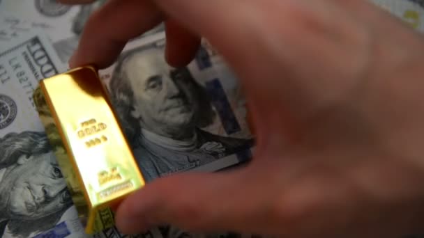 Emas batangan dan dolar di atas meja — Stok Video