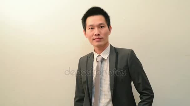 Азиатский бизнесмен ждет коллегу — стоковое видео