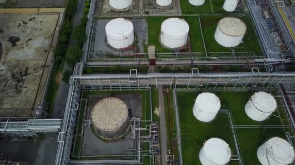 4K Aerial shot of storage tanks at oil refinery — Stock Video