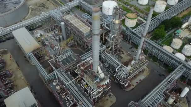 4К Воздушный кадр нефтехимического завода — стоковое видео