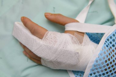 Beyaz tıp bandaj kırık parmağı