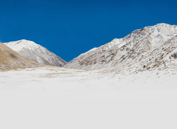 美丽的风景的山与雪 — 图库照片