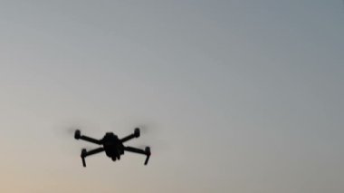 Gün batımında uçan uçak dört helikopter