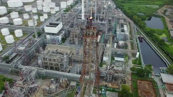 4K Plan aérien des flammes de la cheminée à la raffinerie de pétrole 