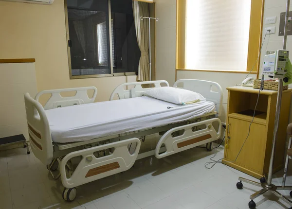 Prázdné nemocniční pokoj s lůžky — Stock fotografie