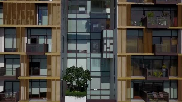 4K Vue aérienne du balcon du bâtiment avec arbre — Video