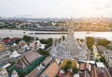 Wat Arun Tapınağı ve Chao Phraya Nehri yüksek açılı görünüş