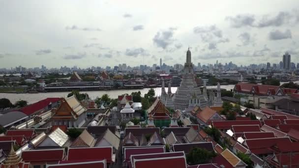 4K Vue à angle élevé du temple Wat Arun et de la rivière Chao Phraya — Video