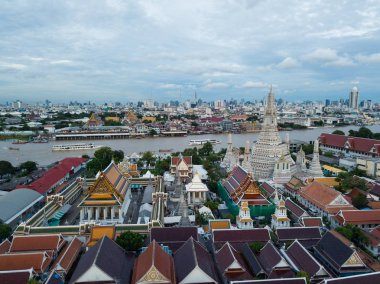 Wat Arun tapınağın yüksek açılı görünüş