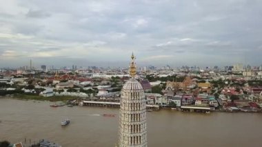 pagoda Wat Arun Tapınağı'nda üst çevresinde 4 k havadan görünümü