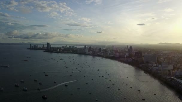 4 k-luchtfoto van Pattaya stad en de zee met ochtend zonsopgang — Stockvideo
