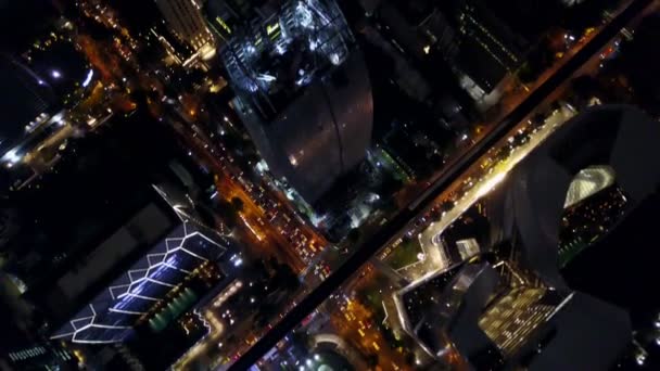 4k Antenne Nacht vertikale Ansicht der Wolkenkratzer Lichter bei Bangkok — Stockvideo