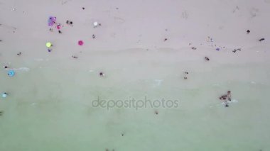 4 k üstten görünüm insanlar ve turistik seyahat sahilde