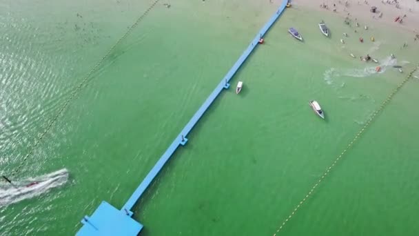 4 k Ko Lan、パタヤでの速度のボートの桟橋の航空写真 — ストック動画