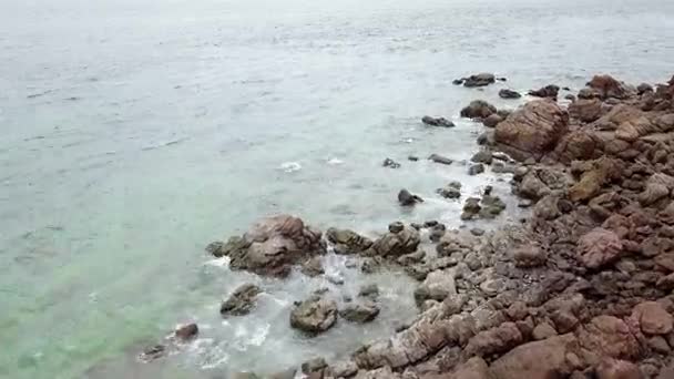 4K Vista aérea sobre el agua y las rocas — Vídeo de stock