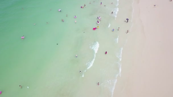 4 k letecký pohled lidí na pláži — Stock video