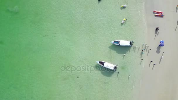 4 k-luchtfoto van een speedboot transit passagier naar het strand — Stockvideo