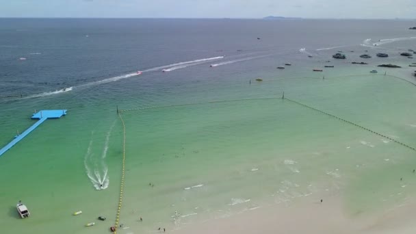 4 k-luchtfoto van strand naar de zee bij Ko Lan, Pattaya — Stockvideo