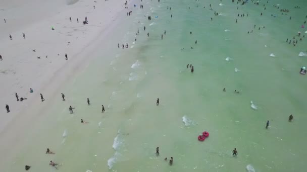 4 k letecký pohled na lidi a turistické cesty v Tawean beach na Ko Lan, Pattaya — Stock video