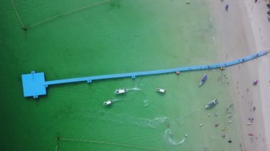 4 k hava görünümünü iskeleye yaklaşırken sürat teknesi