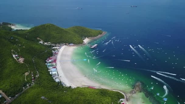 4K Veduta aerea di molti motoscafo per la spiaggia di Ko Lan, Pattaya — Video Stock