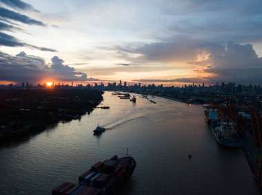 gün batımında limandaki kargo gemisi
