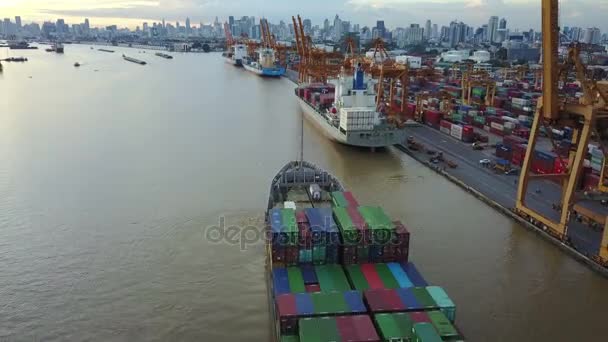 4K Tiro aéreo do navio de carga no porto — Vídeo de Stock