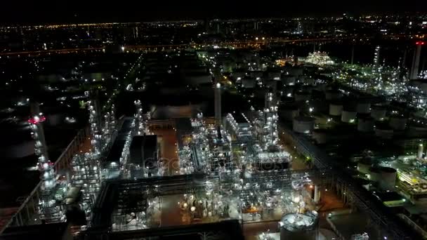 4 k nacht luchtfoto van olie raffinaderij plant — Stockvideo