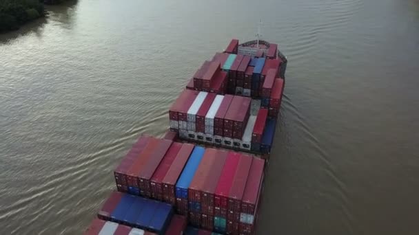 4k Luftaufnahme des Containerschiffs im Fluss — Stockvideo